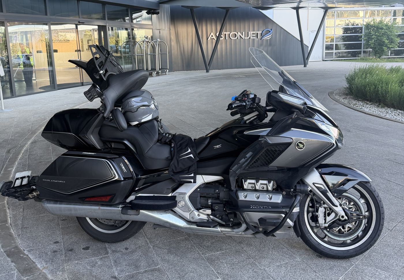 Taxi moto AAI Gold Wing devant un jet privé